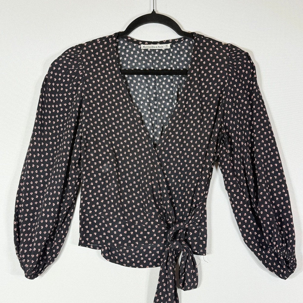 Abercrombie Fitch XS Black Ditsy Floral Wrap Cropped Blouse Soft Boho Feminine